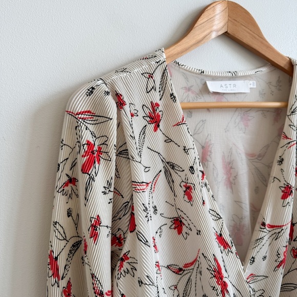 ASTR • Pleated Surplice Floral Long Sleeve Top in Ivory Coral Sketch - Picture 4 of 11